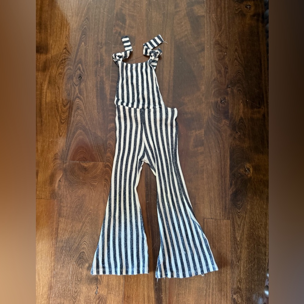 Kids Harlow Jade romper size 2T striped does have some snags.